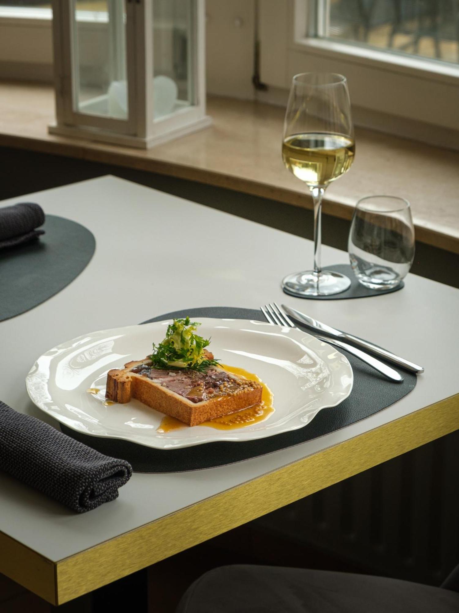 Hotel-Restaurant Beim Schlass Wiltz Buitenkant foto